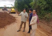 អភិបាលស្រុកស៊ីធណ្តាលចុះពិនិត្យផ្លូវ២ខ្សែកំពុងសាងសង់