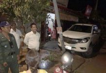 បុរសម្នាក់ស្រវឹងស្រា បើករថយន្តបុករៈបណ្តាលអោយខូចខាតយ៉ាងដំណំ