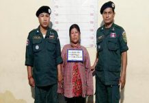 សមត្តកិច្ចក្រុងតាខ្មៅឃាត់ខ្លួនស្ត្រីប៉ុនប៉ងលួចទូរស័ព្ទ២គ្រឿង