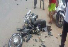 ជិះម៉ូតូ វ៉ារថយន្ត ទាក់ដៃចង្កូតដួលត្រូវរថយន្តបុក ចំពីមុខបណ្ដាលឲ្យរបួសធ្ងន់