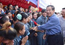 សម្តេច ហ៊ុន សែន អញ្ជើញសំណេះសំណាលជាមួយកម្មករកម្មការនី នៅតំបន់សេដ្ឋកិច្ចពិសេសភ្នំពេញ