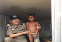 បុរសចាប់យកក្មេងដាក់បញ្ចូលទៅក្នុងឃ្លុបរថយន្តផ្នែកខាងក្រោយត្រូវគេវាយទ្រមខ្លួនមុនប្រគល់អោយសមត្ថកិច្ច