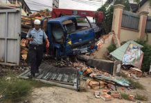 រថយន្តស្ទួចបុកចូលរបងសកលវិទ្យាល័យបណ្ដាលអោយនិស្សិតស្រីម្នាក់បាក់ដៃស្ដាំ