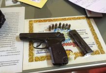 បុរសម្នាក់ទៅស្ទូចត្រីរើសបានកាំភ្លើងខ្លី១ដើមយកទៅប្រគល់ឲ្យនគរបាល