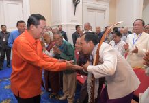 សម្តេចតេជោ ហ៊ុន សែន អញ្ជើញបំពាក់មេដាយកិត្តិយស «មុនីសារភ័ណ្ឌ ថ្នាក់មហាសេរីវឌ្ឍន៍» ជូនព្រឹទ្ធាចារ្យ គង់ ណៃ និង ប្រាជ្ញ ឈួន  នៅព្រឹកថ្ងៃនេះ