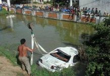 បើករថយន្តជ្រុលចង្កូតធ្លាក់ចូលទឹកស្រះស្លាប់ម្នាក់ របួស២នាក់ ឯ២នាក់ទៀត រត់គេចខ្លួនបាត់