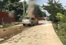 ចោរលួចឡានឡិចស៊ីពីបុរីពិភពថ្មី បើកបុកម៉ូតូបណ្តាលអោយឆាបឆេះផ្អើលប្រជាពលរដ្ឋ ខណះសមត្ថកិច្ចតាមប្រមាញ់