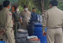 នគរបាលប្រឆាំងបទល្មើសសេដ្ឋកិច្ច បង្ក្រាបសិប្បកម្មផលិតសំបកសាច់ក្រកដ៏ធំនៅស្រុកឧដុង្គដែលផ្ទុកសារធាតុគីមី