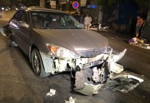 បុរសម្នាក់បើករថយន្ត Mercedes សេរីទំនើបបុករះម៉ូតូ៦គ្រឿង និងឡានមួយគ្រឿង ព្រមទាំងតូបលក់អាហារពេលយប់