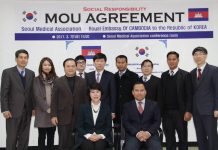 ឯកអគ្គរាជទូតកម្ពុជាប្រចាំកូរ៉េខាងត្បូង ដឹកនាំក្រុមគ្រូពេទ្យចាក់វ៉ាក់សាំងការពារផ្ដាសាយ ជូនពលរដ្ឋខ្មែរជាង១២០នាក់ នៅទីក្រុងក្វាងជូតូច