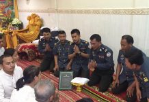 តំណាងនាយឧត្តមសេនីយ៍ សៅ សុខា នាំយកថវិកាជិត៥០លានរៀល ទៅជូនក្រុមគ្រួសារសពអាវុធហត្ថលើផ្ទៃប្រទេស ដែលទទួលមរណភាព