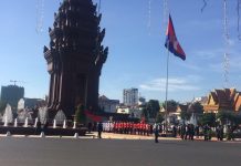 នាយករដ្ឋមន្ដ្រីចិន អញ្ជើញដាក់កម្រងផ្កានៅវិមានឯករាជ្យ និងគោរពព្រះវិញ្ញាណក្ខន្ធ ព្រះបរមរតនកោដ្ឋ រួចបន្តទៅកាន់វិមានសន្តិភាព