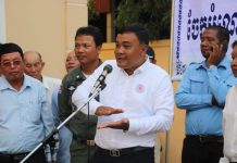 អភិបាលខណ្ឌឬស្សីកែវ នាំអំណោយសម្តេចកិត្តិព្រឹទ្ធ ជូនពលរដ្ឋក្រីក្រចាស់ជរា២៣គ្រួសារ និងពន្យល់ពីការអភិរក្សស៊ីក្លូរបស់សម្ដេចតេជោ ហ៊ុន សែន