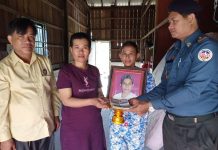 លោកឧត្តមសេនីយ៍ត្រី ហេង ប៊ុនទី ចាត់តំណាងនាំយកថវិកាបេឡាមរណៈសង្គ្រោះ ប្រគល់ជូនគ្រួសារសពជាសមាជិក សមាគម អតីតយុទ្ធជនកម្ពុជាស្រុកកំពង់សីលា