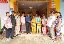 លោកឧត្តមសេនីយ៍ត្រី ហេង ប៊ុនទី ចាត់តំណាងនាំយកថវិកាបេឡាមរណៈសង្គ្រោះ ប្រគល់ជូនគ្រួសារសពជាសមាជិក សមាគម អតីតយុទ្ធជនកម្ពុជាក្រុងព្រះសីហនុ