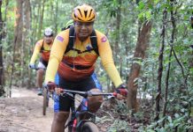 លោកឧត្តមនាវីឯក ទៀ សុខា បានដឹកនាំក្រុមអ្នកជិះកង់តំបន់ភ្នំអារ៉ែង ខេត្តកោះកុង នាំយកថវិកា របស់សប្បុរសជន ទៅប្រគល់ជូន ដោយផ្ទាល់ដល់មន្ទីរពេទ្យគន្ធបុប្ផានាខេត្តសៀមរាប