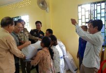 លោក យន្ត មីន អភិបាលខេត្តព្រះសីហនុ ឆ្លៀតពេលមមាញឹកអញ្ជើញទៅផ្តល់ស្រូវពូជជូនបងប្អូនប្រជាពលរដ្ឋនៅស្រុកកំពង់សីលា ដែលខូចខាតដោយទឹកជំនន់