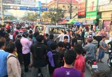 បុរសជនជាតិចិនអាយុ១៦ឆ្នាំបើករថយន្តទៅបុករថយន្តគេហើយមិនឈប់ទទួលខុសត្រូវ ថែមទាំងបន្ថែមល្បឿនបើកគេចខ្លួនទៅបុករះរថយន្ត និងម៉ូតូថែមទៀតរហូតត្រូវប្រជាពលរដ្ឋព័ទ្ធចាប់ជាប់ផ្តល់ថ្នាំខ្លាំងខ្លះទុកជាការព្រមាន