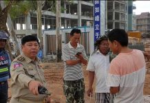 នគរបាលខេត្តព្រះសីហនុលេងធម៌ក្តៅឃាត់រថយន្តដឹកដីចេញចូលក្រុមហ៊ុនសំណង់ចិន បែកភក់ប្រឡាក់ថ្នល់ ឲ្យលាងសម្អាតថ្នល់ឡើងវិញ និងឃាត់បណ្តោះអាសន្ន មិនឲ្យធ្វើចរាចរ