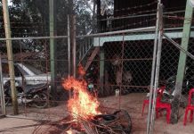 ប្រជាពលរដ្ឋផ្ទុះហឹង្សាដោយដុតសំបក់កង់ម៉ូតូនៅមុខស្នាក់ការអង្គការសម្ព័ន្ធនិមិត្តសត្វព្រៃ (វ៉ាយអេត) បន្ទាប់ពីអង្គការនេះបានកាប់បំផ្លាញដំណាំរបស់ពួកគាត់កាលពីម្សិលម៉ិញ