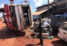 គ្រោះថ្នាក់ស្មានមិនដល់!!! ចតឡានលើចិញ្ចើមថ្នល់ចាំប្រពន្ធកូន ចុះទិញនំចំណីត្រូវឡានបែនដឹកថ្មរក្រលាប់ពីលើស្លាប់ភ្លាមមួយរំពេច