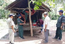 សម្ងំជក់ថ្នាំក្នុងរោងចាំចម្ការៈ ស្របពេលសមត្ថកិច្ចជិះឆ្លងកាត់ ស្រាប់តែនាំគ្នារត់បាត់អស់