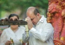 លោក ហ៊ុន ម៉ានី និងក្រុមការងារ ក៏បានធ្វើពិធីសូត្រមន្តបង្សុកូលឧទ្ទិសកុសលជូនដល់វិញ្ញាណក្ខន្ធជនរងគ្រោះទាំងអស់ដែលបានបាត់បង់ជីវិតក្នុងឧបទ្ទវហេតុបាក់រលំអគារ នៅខេត្តព្រះសីហនុ