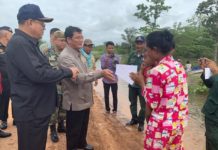 អភិបាលខេត្តព្រះវិហារ ចុះពិនិត្យទីតាំងរងការលិចលង់ខូចខាតនិងរកទីទួលសុវត្ថិភាព ដើម្បីត្រៀមបង្កាគ្រោះថ្នាក់ផ្សេងៗកើតឡើង