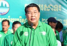 អភិបាលខេត្តកំពតដឹកនាំមន្ត្រីរាជការសម្អាតអនាម័យអបអរទិវាបរិស្ថានជាតិ