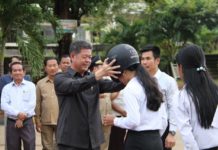 លោក គួចចំរើន ចែកមួកសុវត្ថិភាពដល់សិស្សានុសិស្ស ចំនួន៥០០នាក់ដើម្បីកាត់បន្ថយអត្រាគ្រោះថ្នាក់ចរាចរណ៍តាមដងផ្លូវ