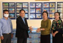 លោក ឈិត សុខុន រដ្ឋមន្ត្រី ក្រសួងធម្មការ និងសាសនា ទទួលអំណោយពីលោកជំទាវ វណ្ណ លុយ អគ្គនាយកក្រុមហ៊ុនទឹកបរិសុទ្ធ អេរ៉ូទិច