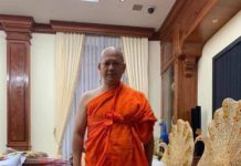 ឈប់ស្រពិចស្រពិលទៅ! លោកបណ្ឌិត ហ៊ុន ម៉ាណែត ពេលបួសមាននាមថា “សាមណេរ ចន្ទធម្មោ” ហើយមានសម្តេច ព្រះពោធិវ័ង្ស អំ លីមហេង ជាព្រះឧបជ្ឈាយ៍